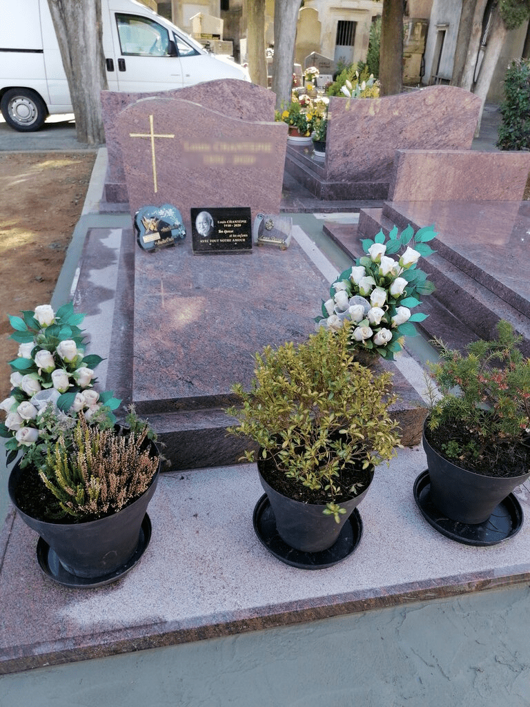 Monument Miroda avec stèle en Rose d'Alva, cimetière dans l'Hérault (34)